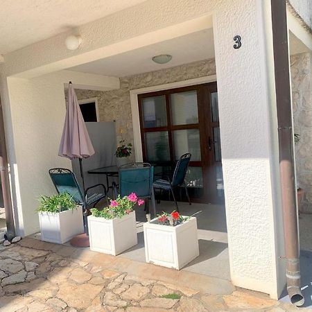 Lovely Apartment In The Groundfloor Zadar Exterior photo