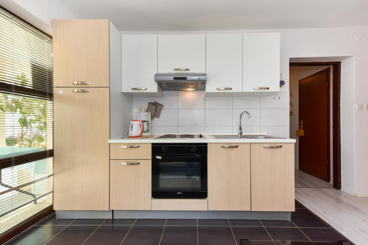Lovely Apartment In The Groundfloor Zadar Exterior photo